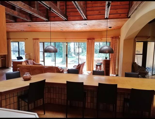 10 BEDROOM FREESTANDING TO LET IN EQUESTRIA